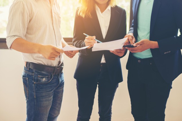 trabajadores-hablando_1150-98